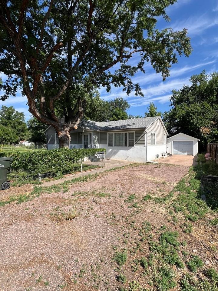 831 Capitol Hill St - Photo 3 of 28