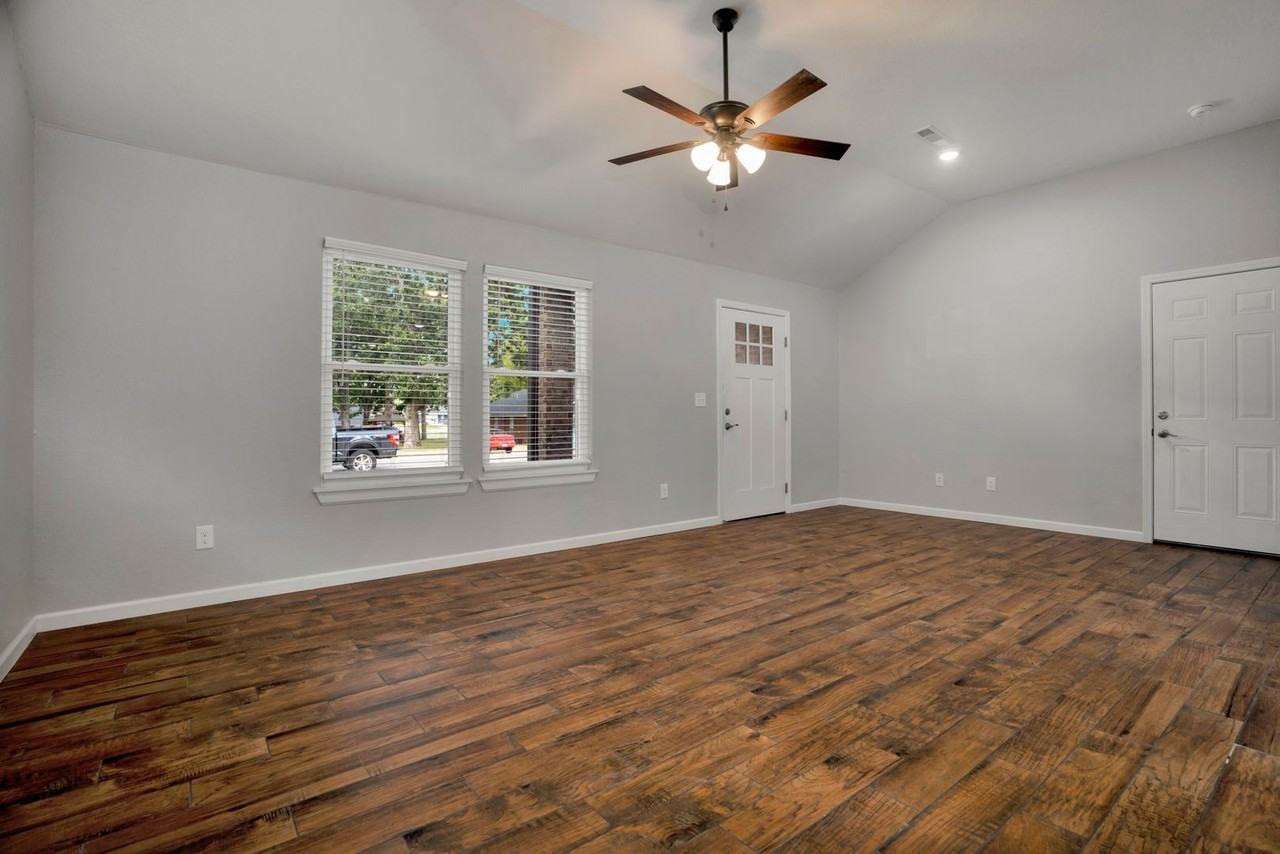 412 S Byers Ave - Photo 5 of 30