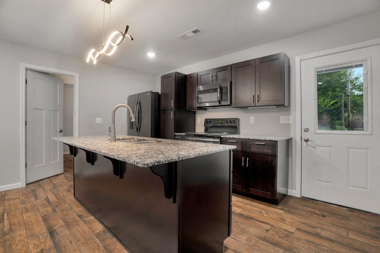 412 S Byers Ave - Photo 7 of 30