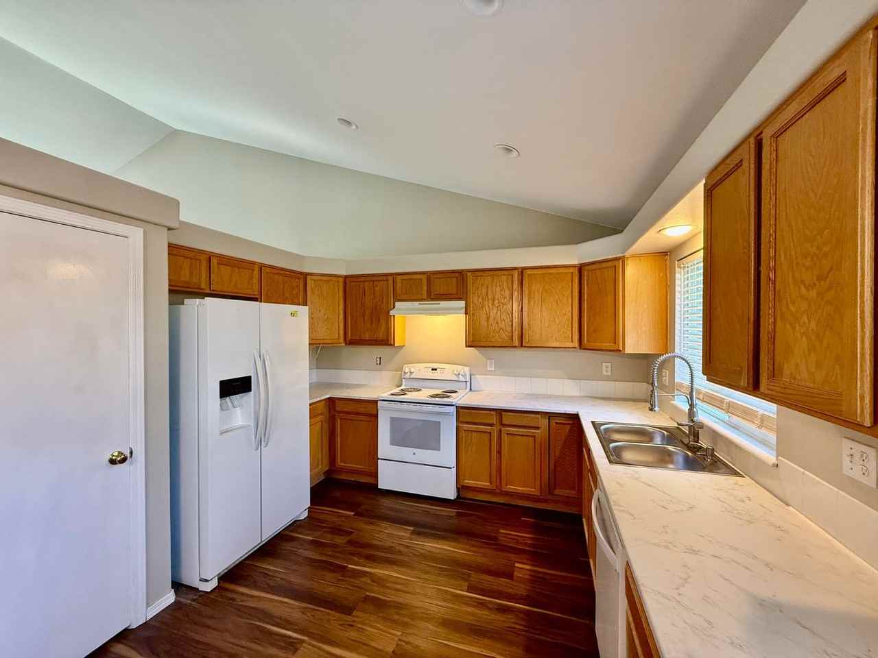 6860 Mcewan St - Photo 3 of 22