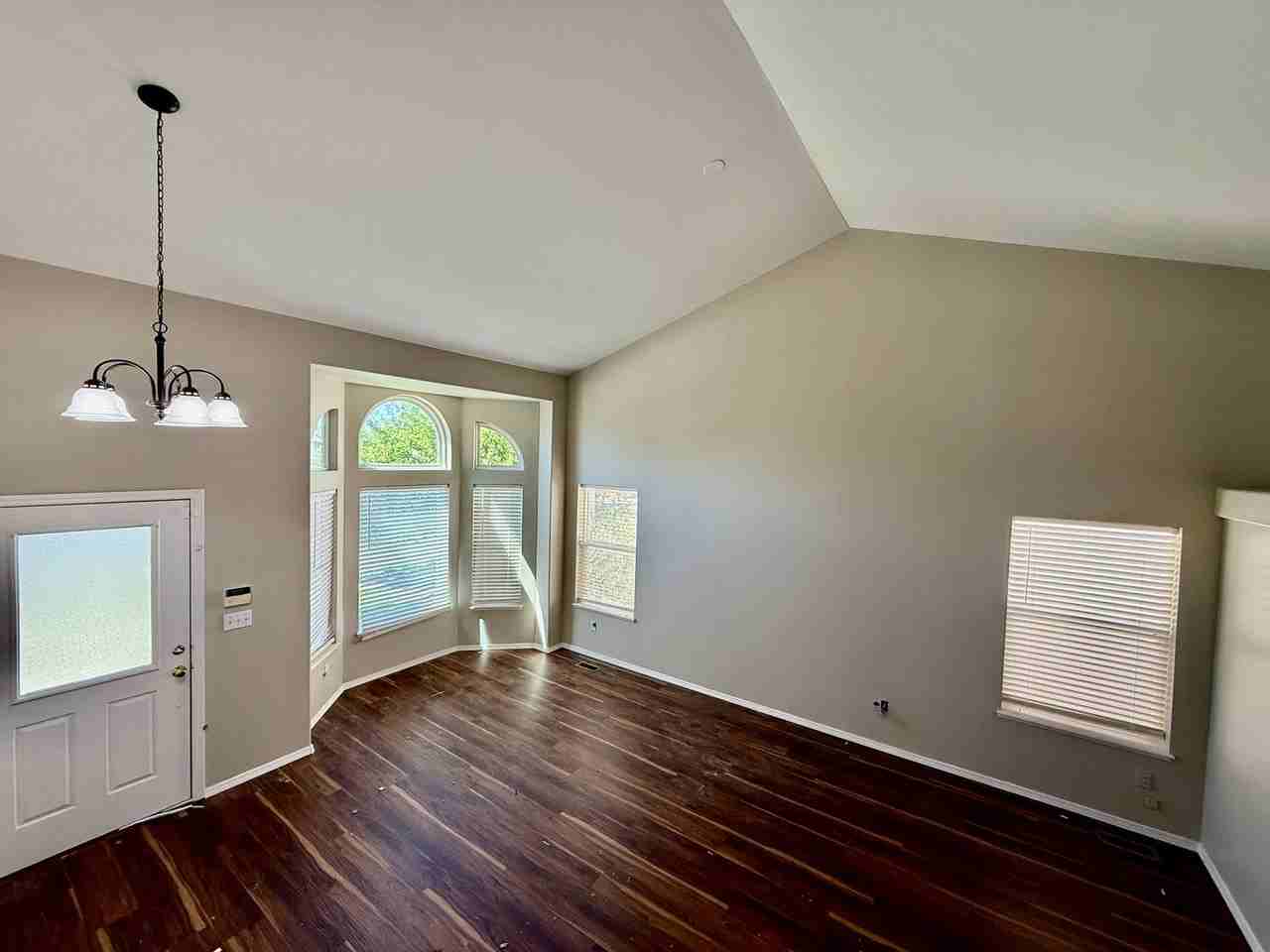 6860 Mcewan St - Photo 4 of 22