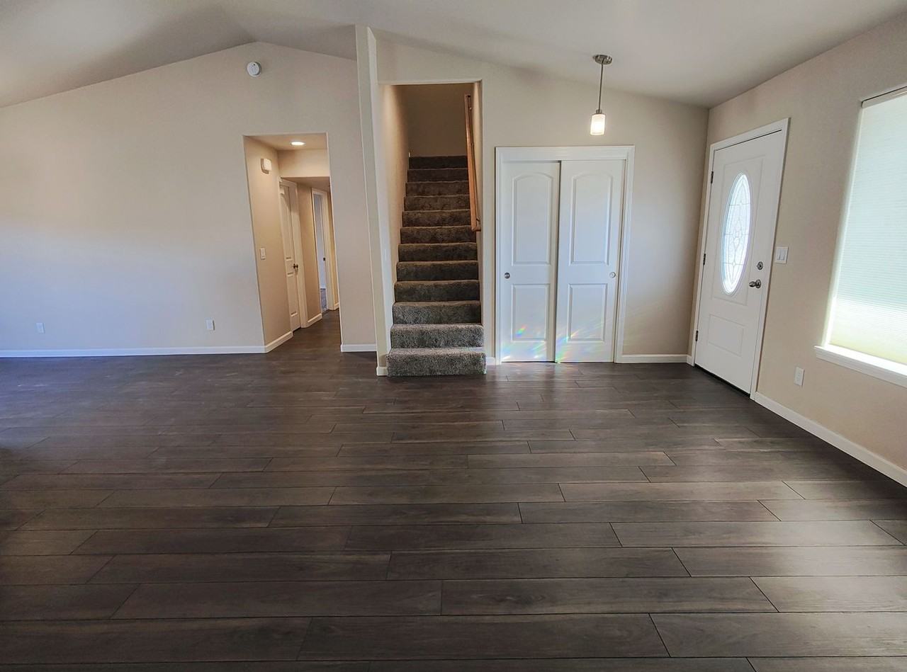 1075 Overlook Dr - Photo 3 of 23