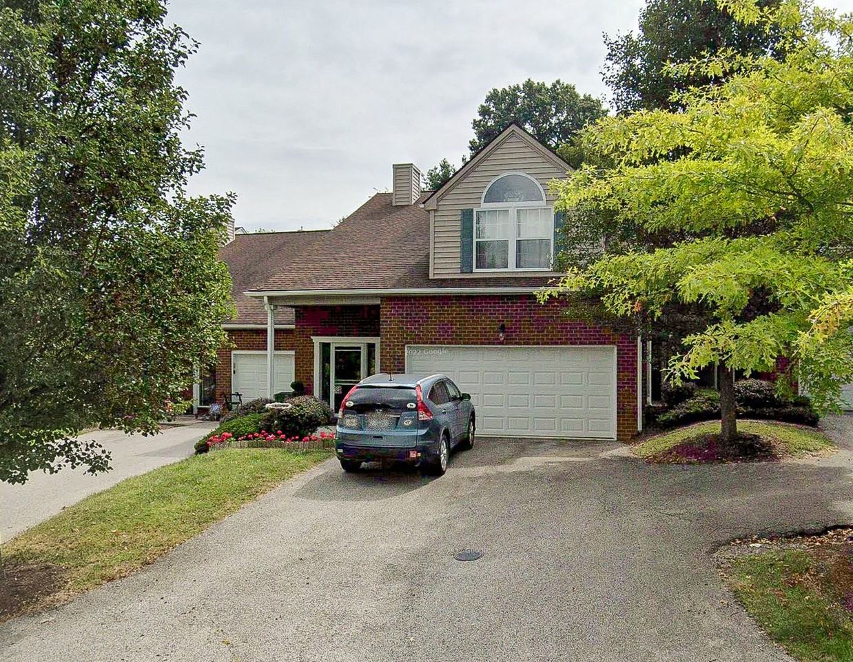 1070 Oaktree Blvd - Photo 2 of 29
