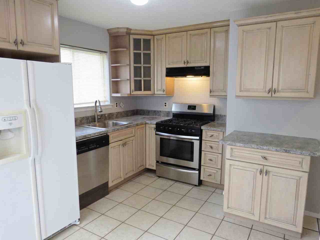 59 Sutton Pl - Photo 3 of 12