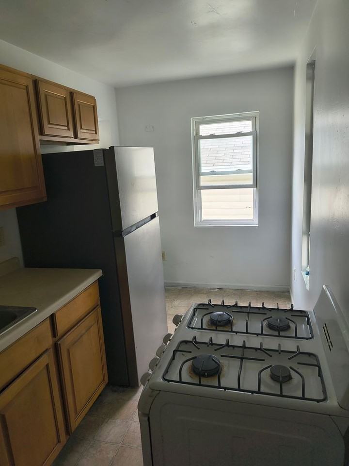 106 S Clay St - Photo 5 of 10