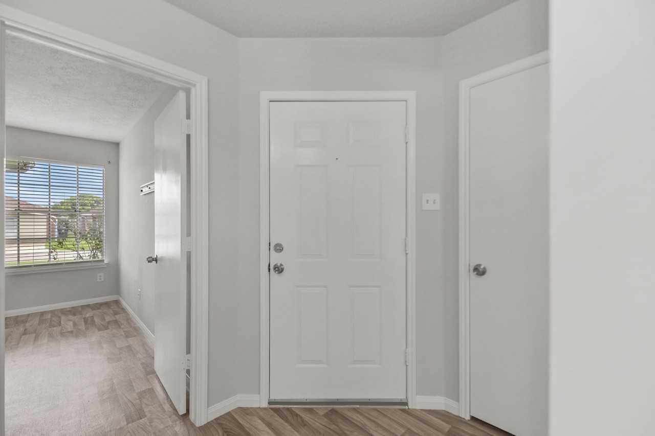 12803 Rockford Dr - Photo 5 of 26