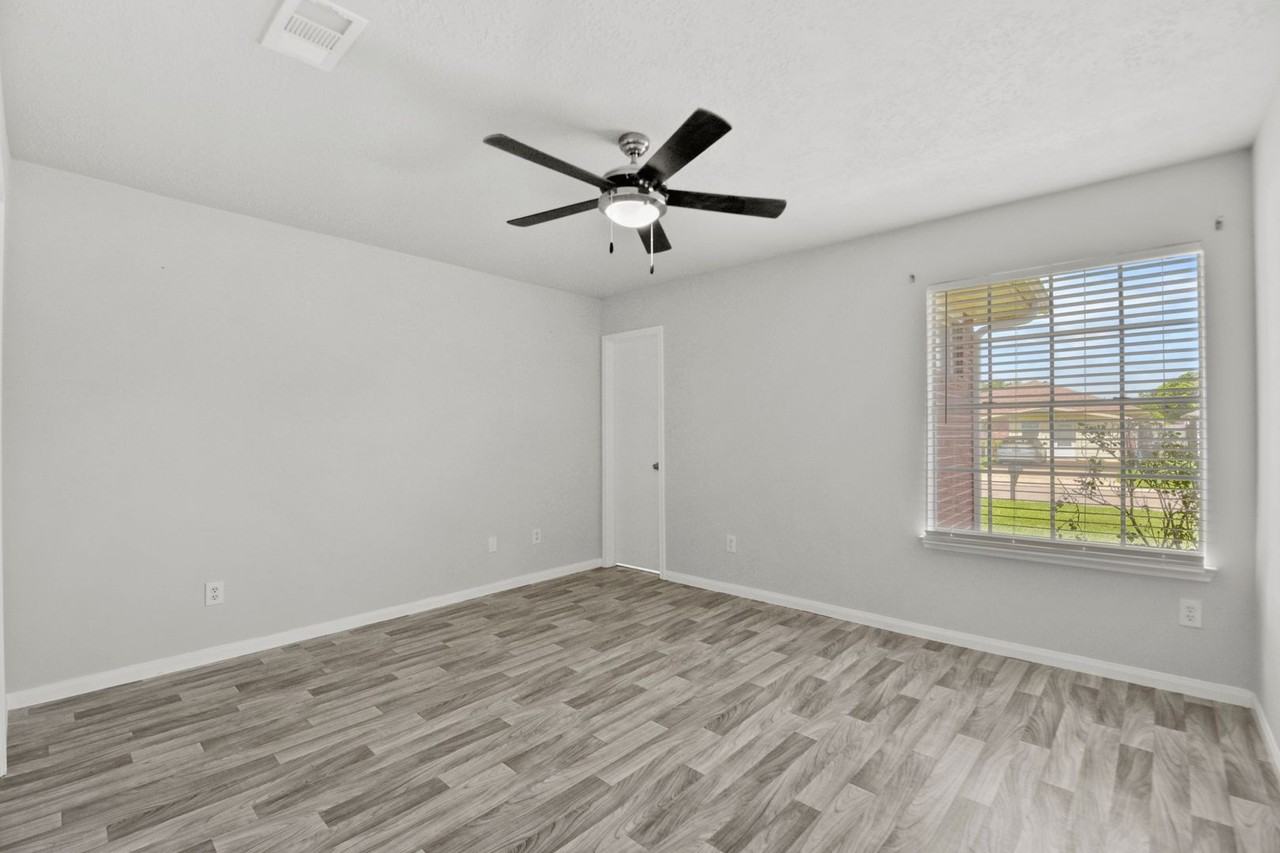 12803 Rockford Dr - Photo 6 of 26