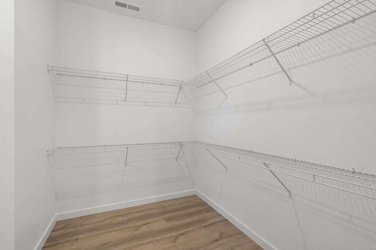 660 660 E. Forest Street - Photo 2 of 37