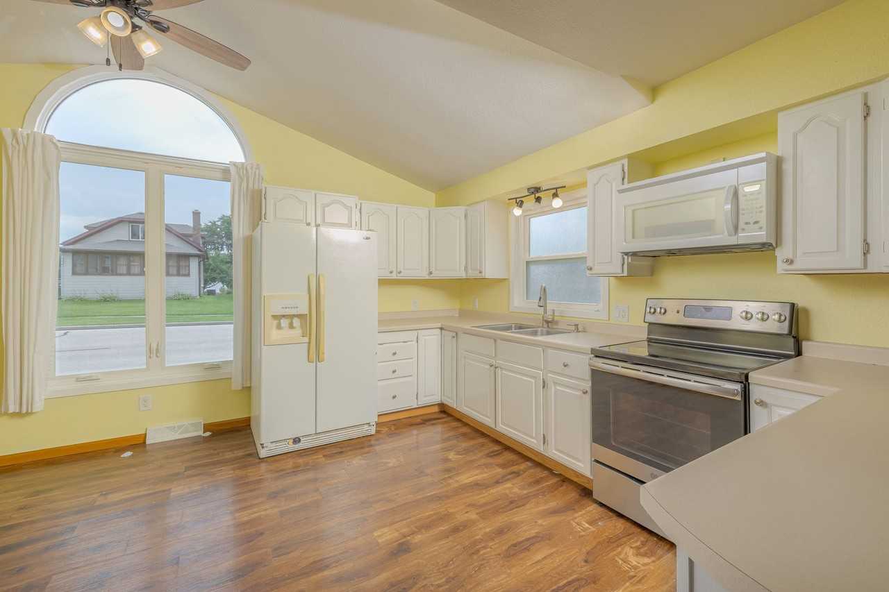 228 W Franklin St - Photo 2 of 50