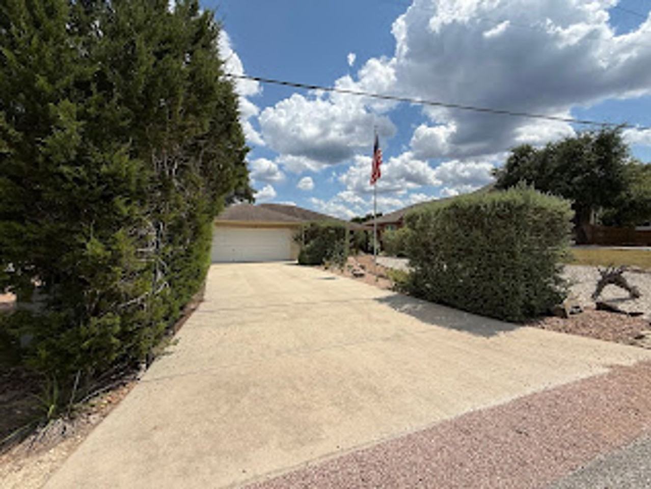 1608 Lakeview Dr - Photo 2 of 25