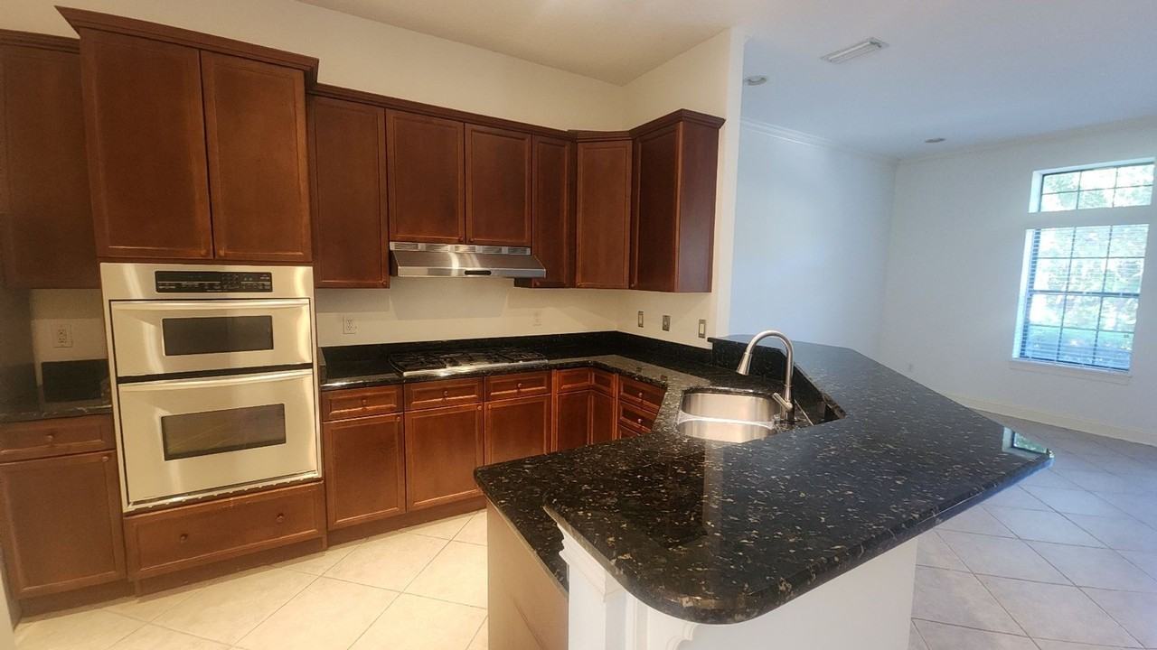 654 S Loop Pkwy - Photo 7 of 45