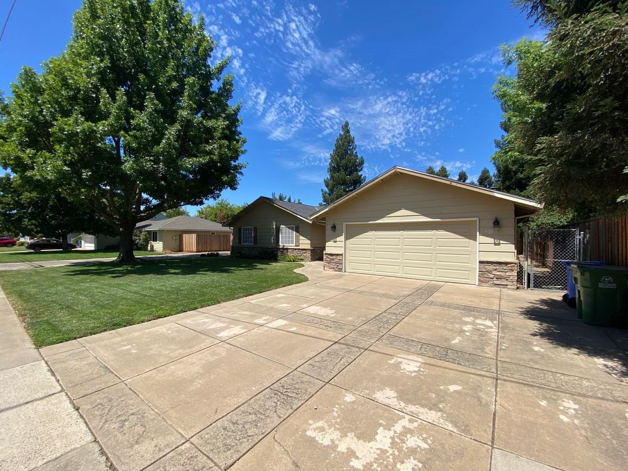 9205 Locust St - Photo 2 of 39