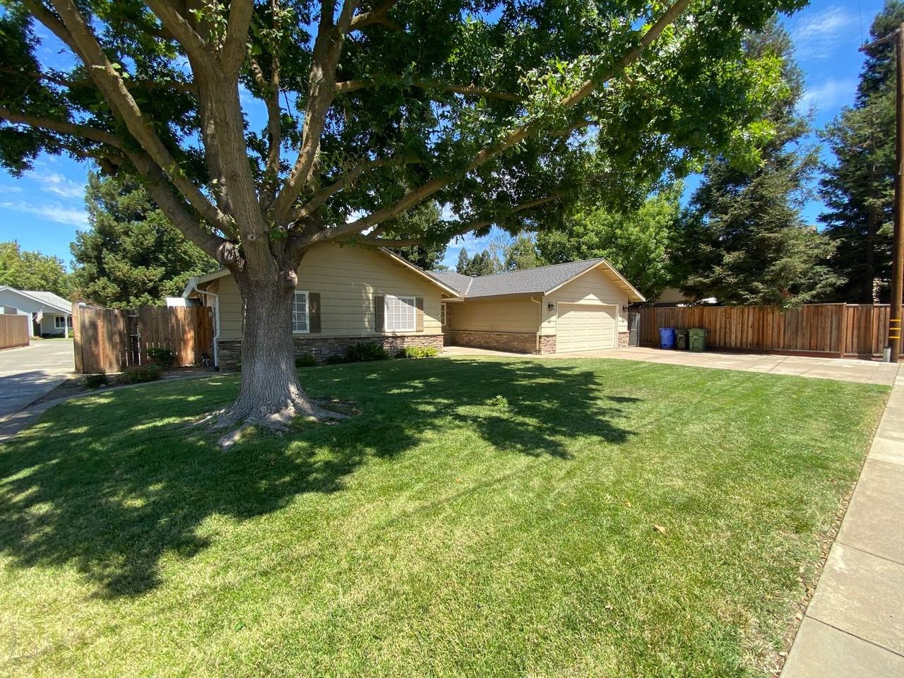 9205 Locust St - Photo 3 of 39