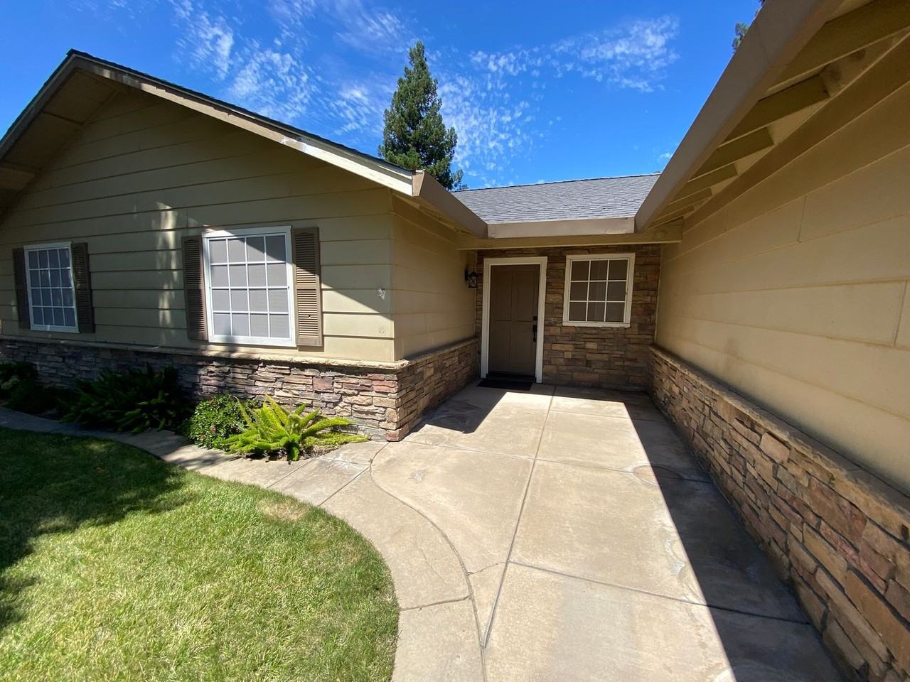 9205 Locust St - Photo 4 of 39