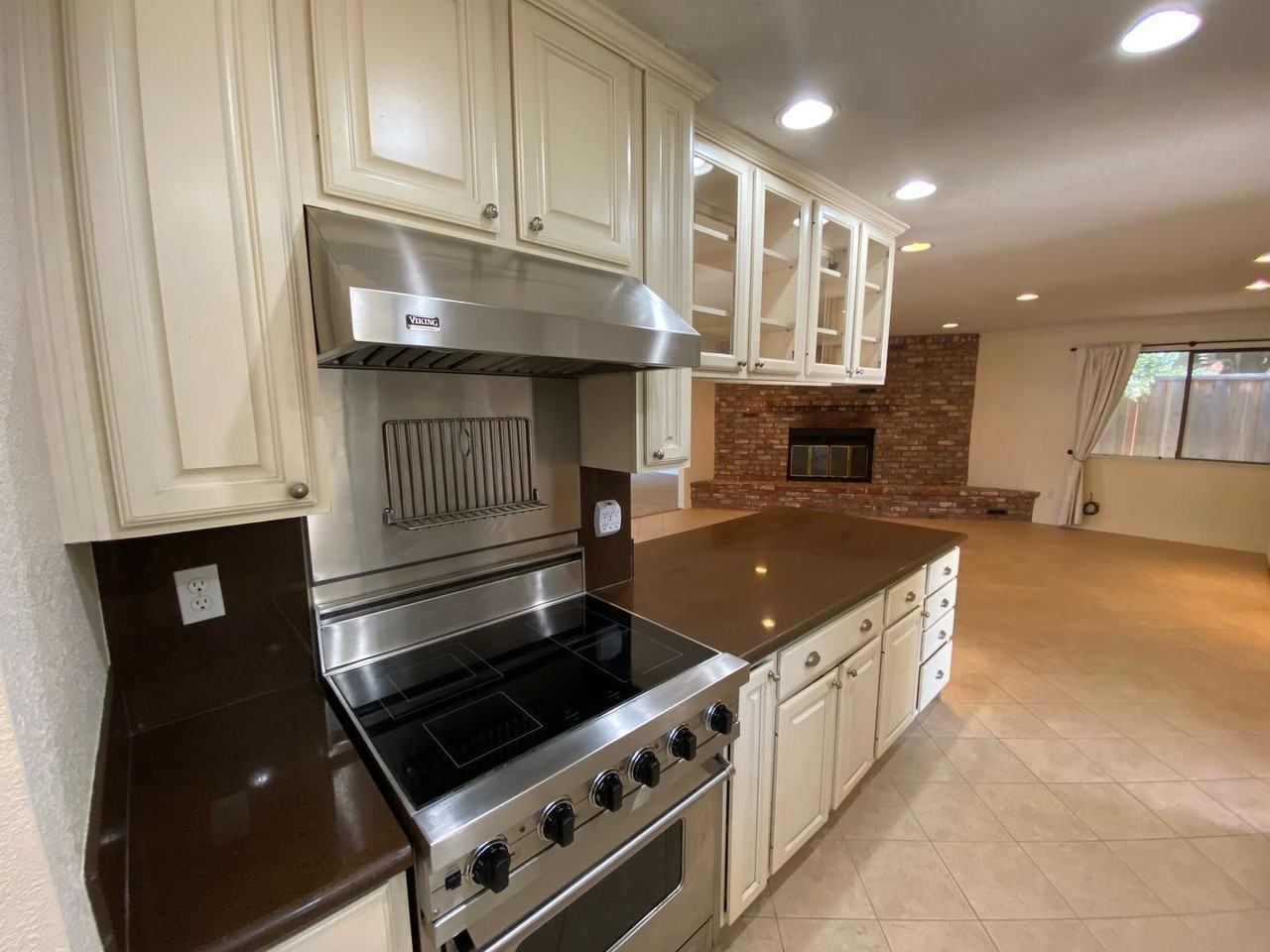 9205 Locust St - Photo 6 of 39