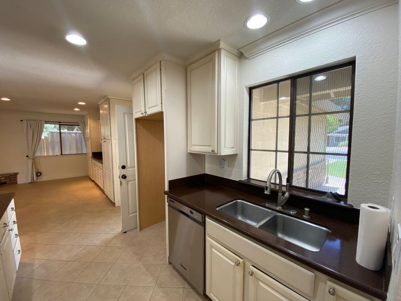 9205 Locust St - Photo 7 of 39