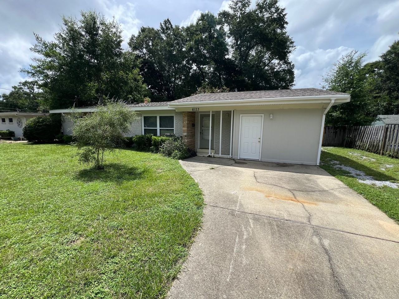 6123 Hilltop Dr - Photo 3 of 33