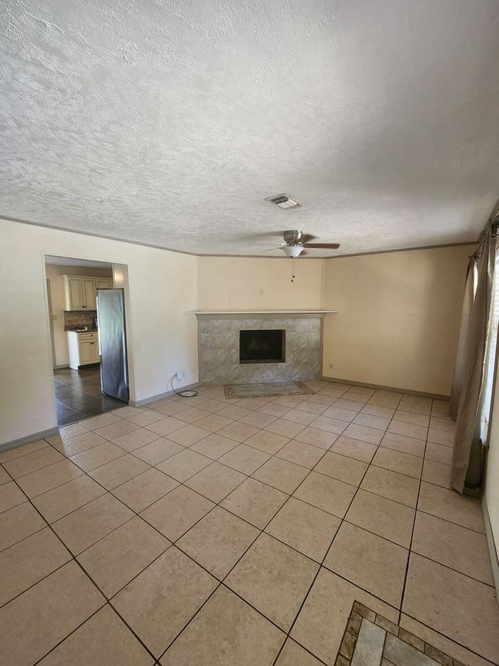 1412 Sunland Rd - Photo 3 of 19
