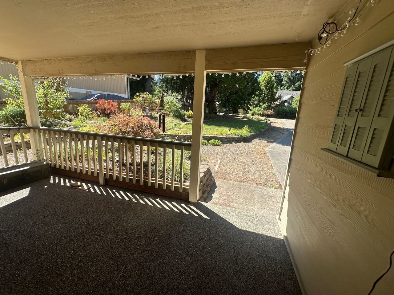 18524 Woodside Dr Se - Photo 2 of 26
