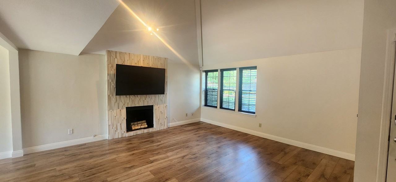 7671 E Bay Ln - Photo 3 of 18