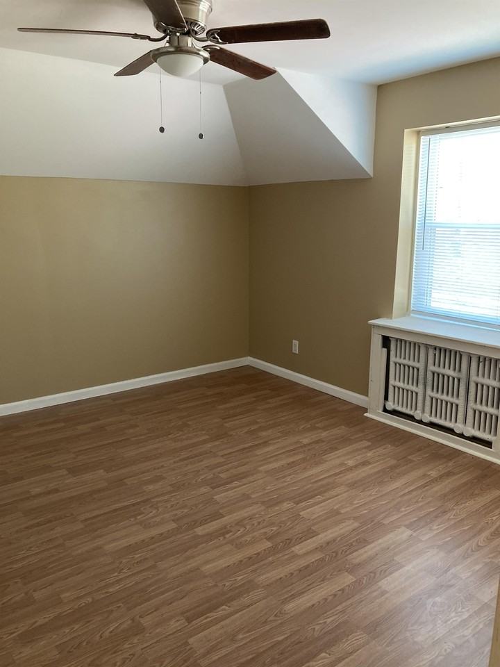 305 W 18th St #3 - Photo 5 of 9