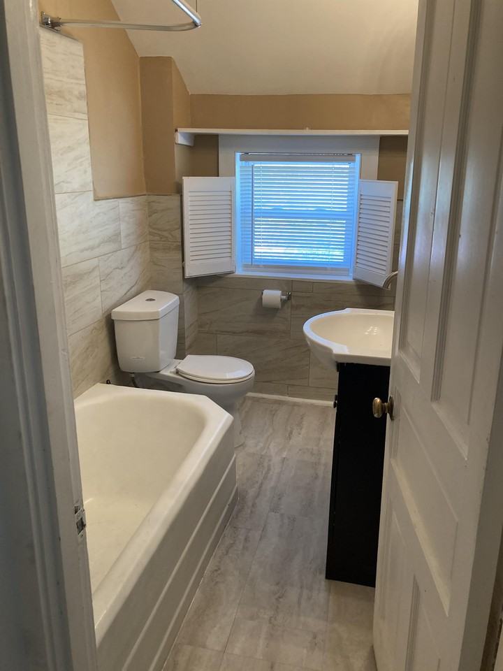 305 W 18th St #3 - Photo 3 of 9