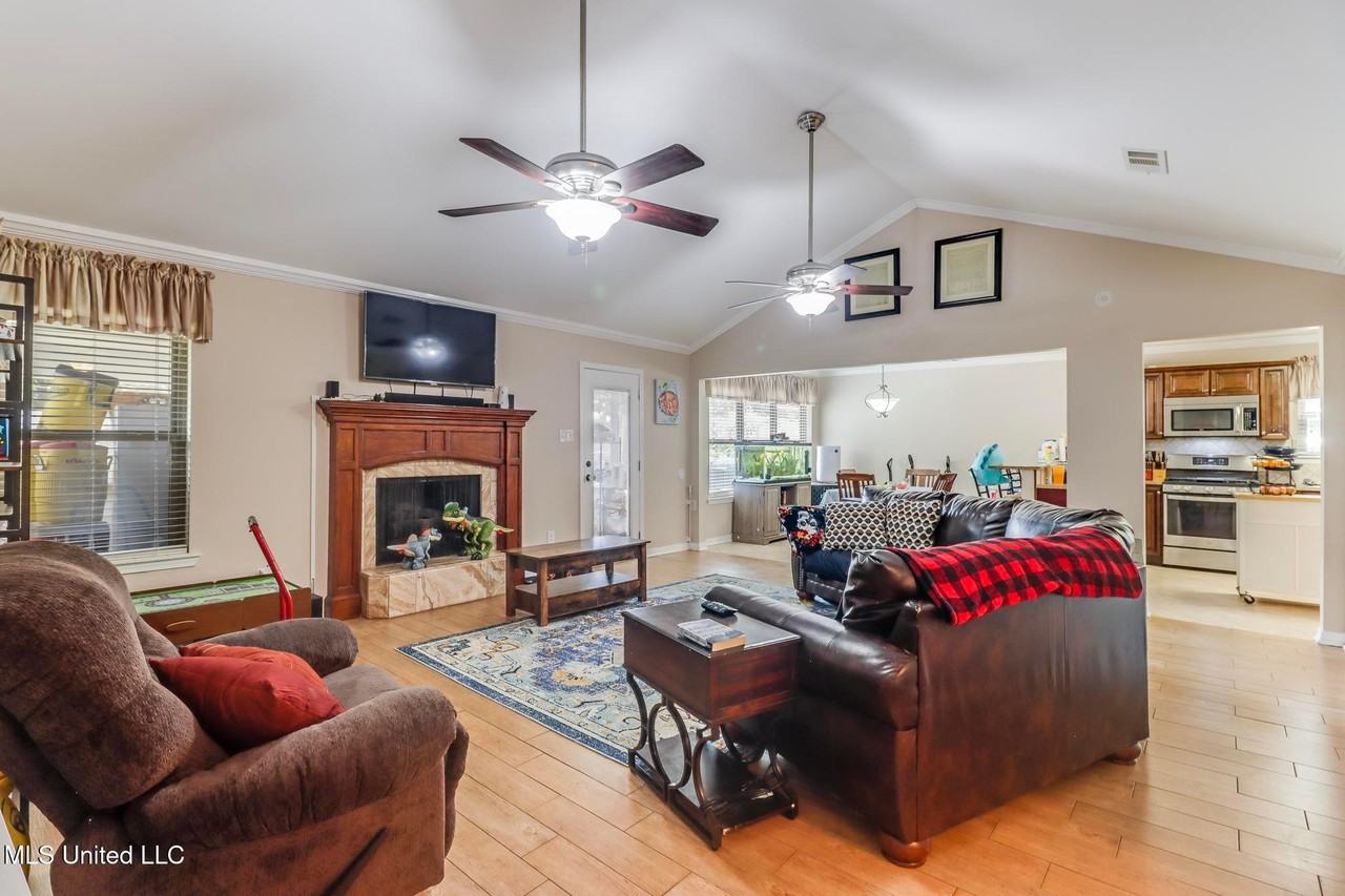 1210 Wisteria Ln - Photo 3 of 21
