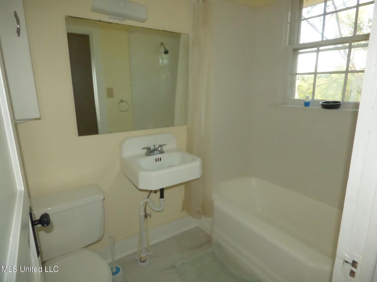 2109 Old Liberty Rd - Photo 3 of 10