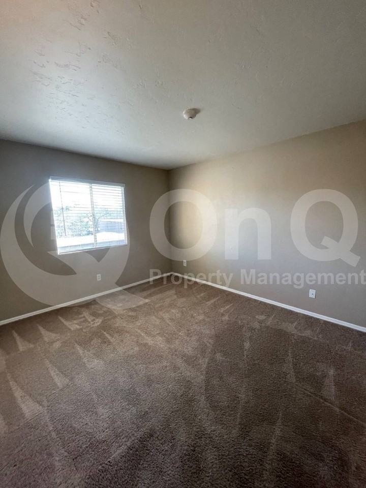 1810 E Blacklidge Dr #410 - Photo 5 of 10