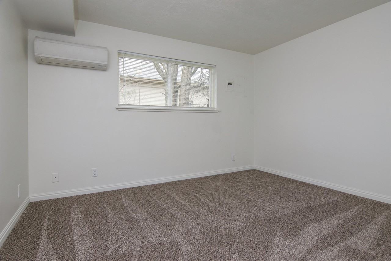 385 S 4820 W #B - Photo 5 of 11