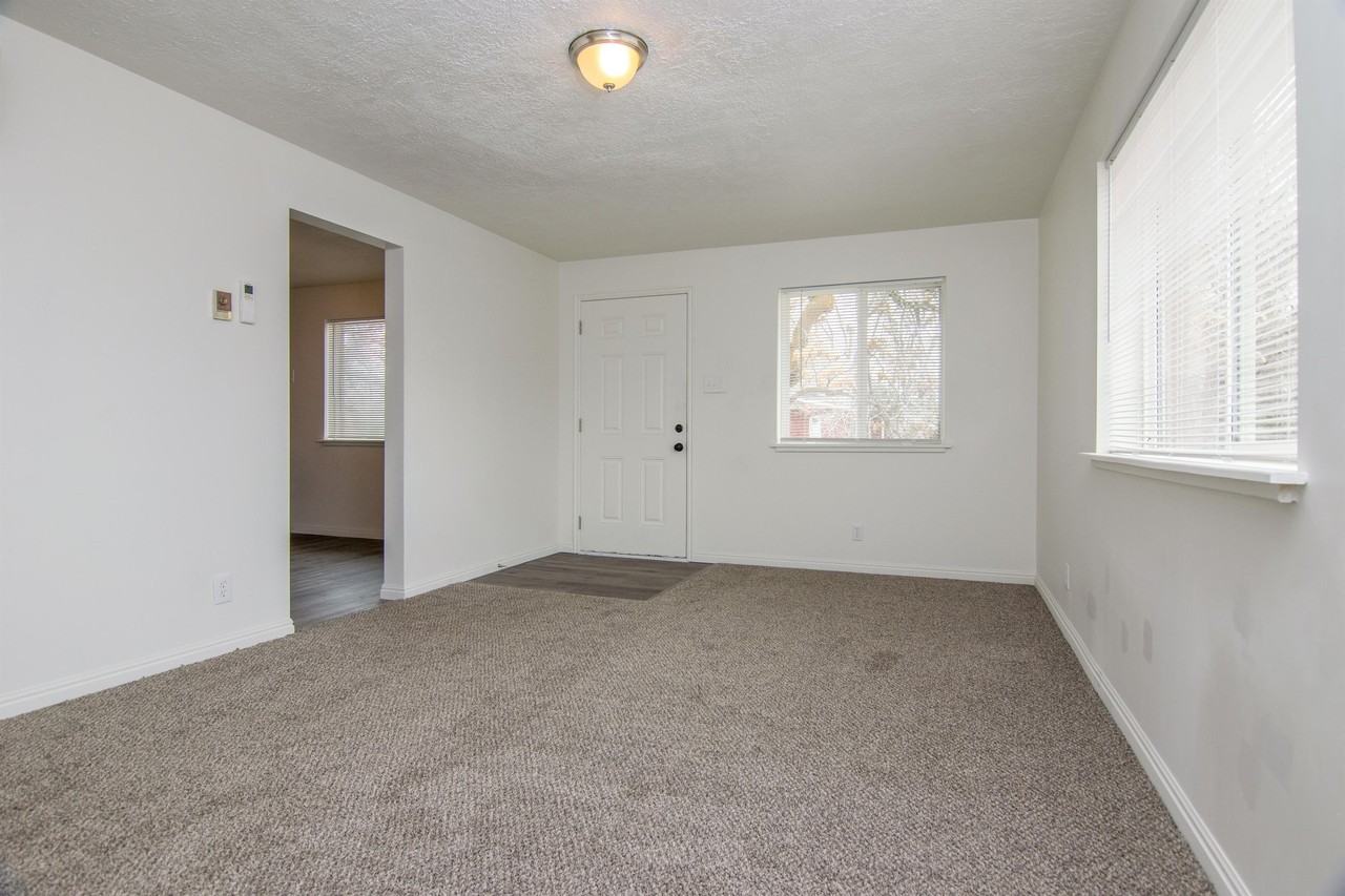 385 S 4820 W #B - Photo 6 of 11