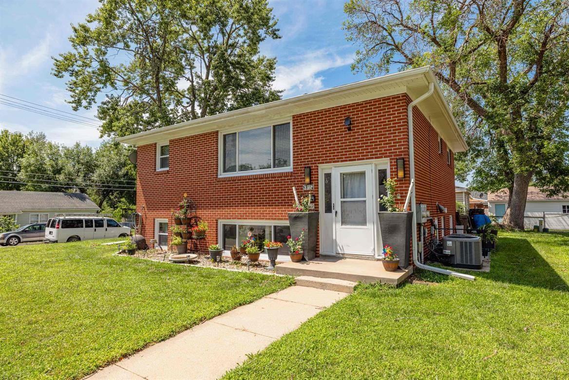 387 S 44th St - Photo 3 of 39