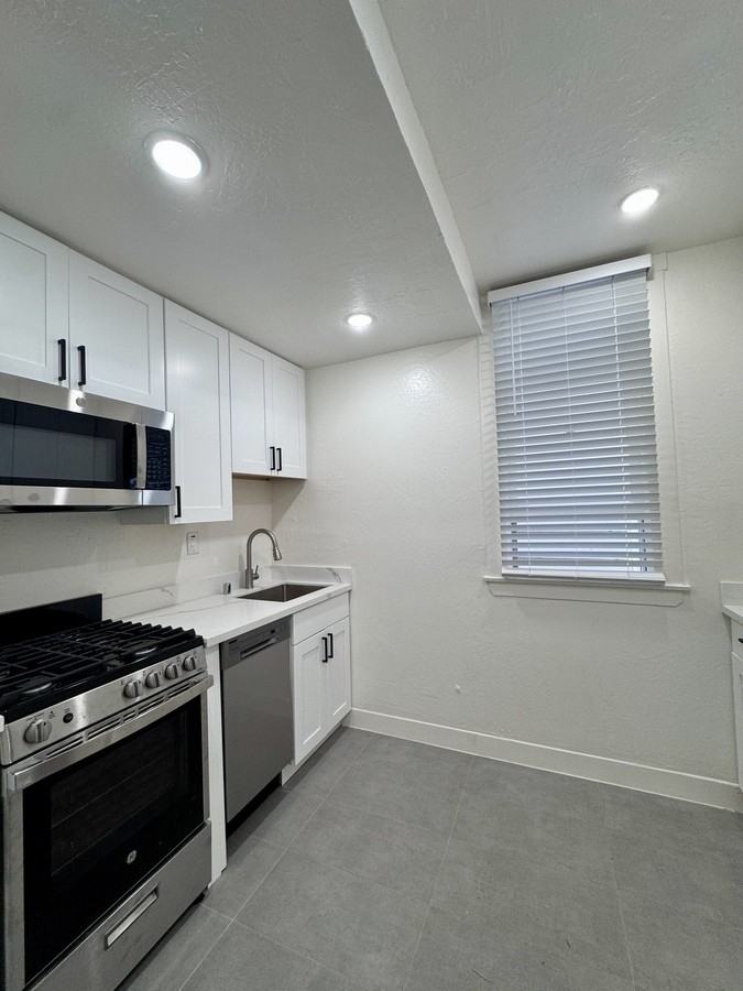 814 Bay St - Photo 3 of 10