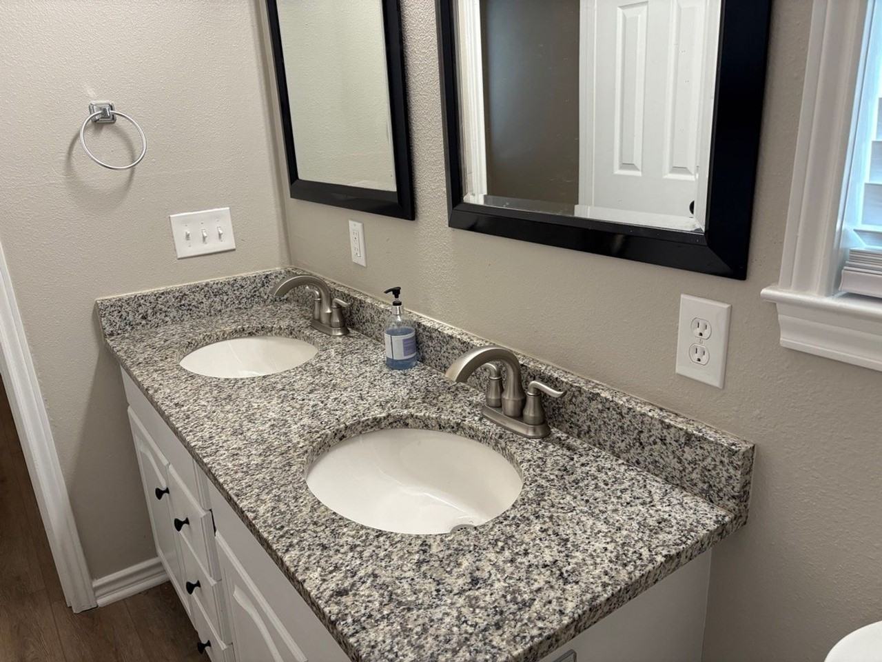 1059 E Elm St - Photo 2 of 15