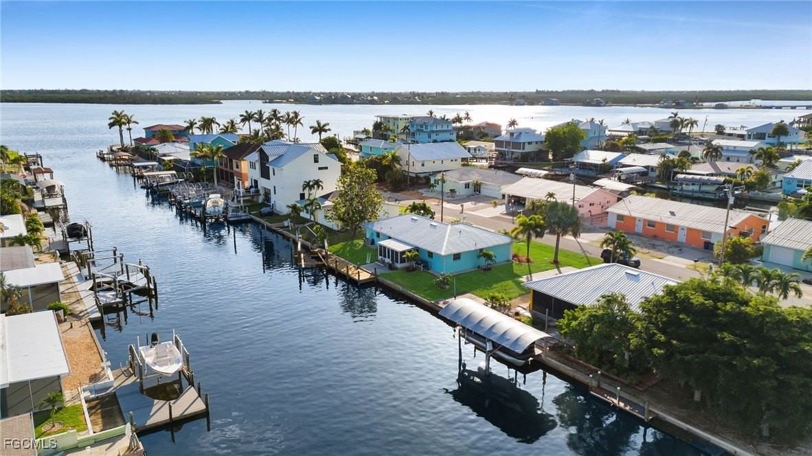 2758 Bruce St - Photo 4 of 35