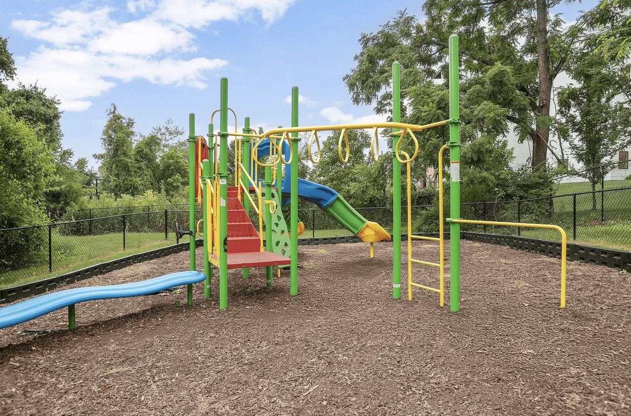 Hallmark At Bellevue Apartments - Photo 2 of 10