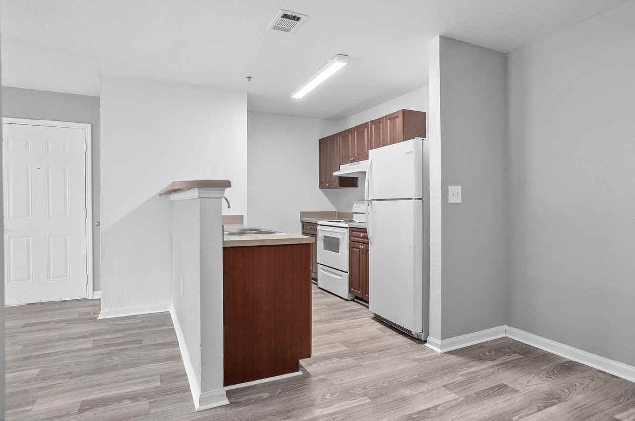 Hallmark At Bellevue Apartments - Photo 4 of 10