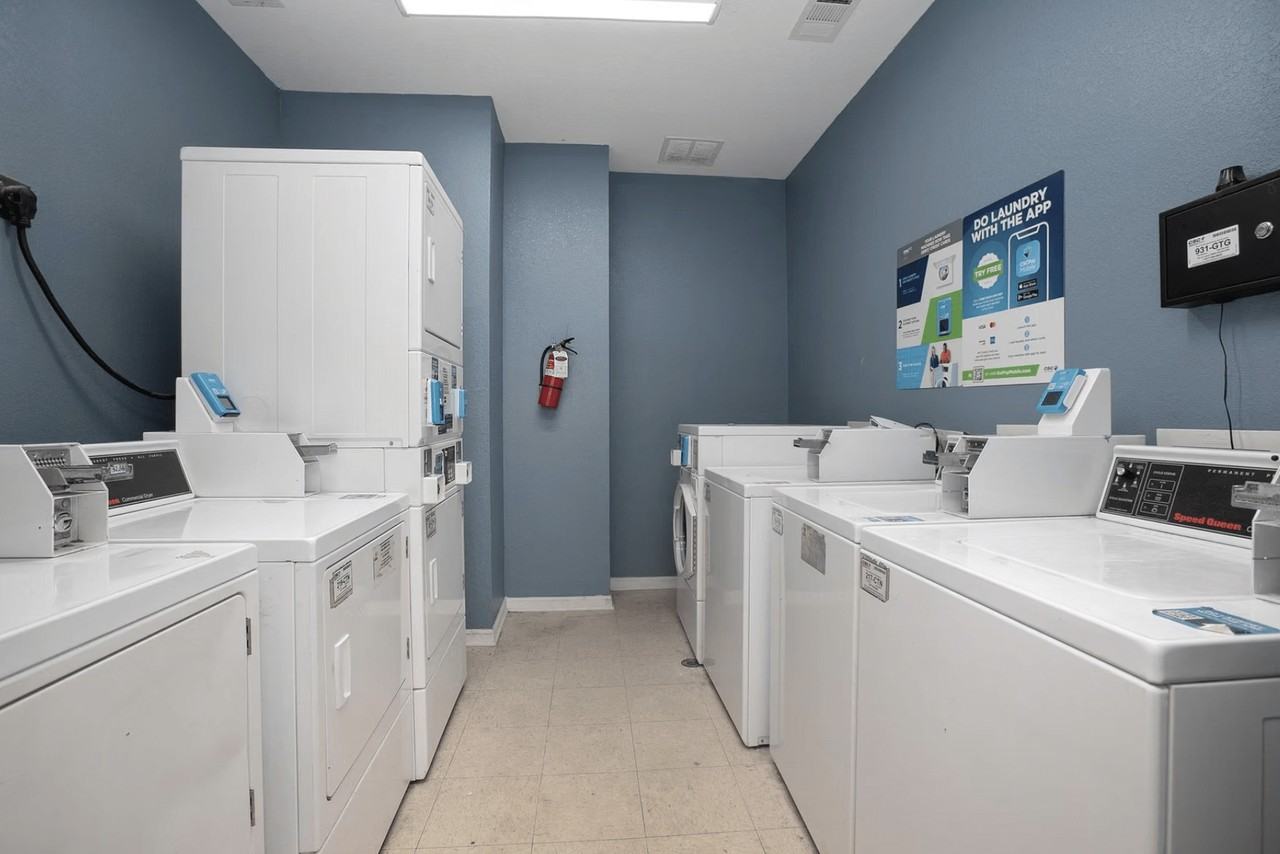 Hallmark At Bellevue Apartments - Photo 5 of 10