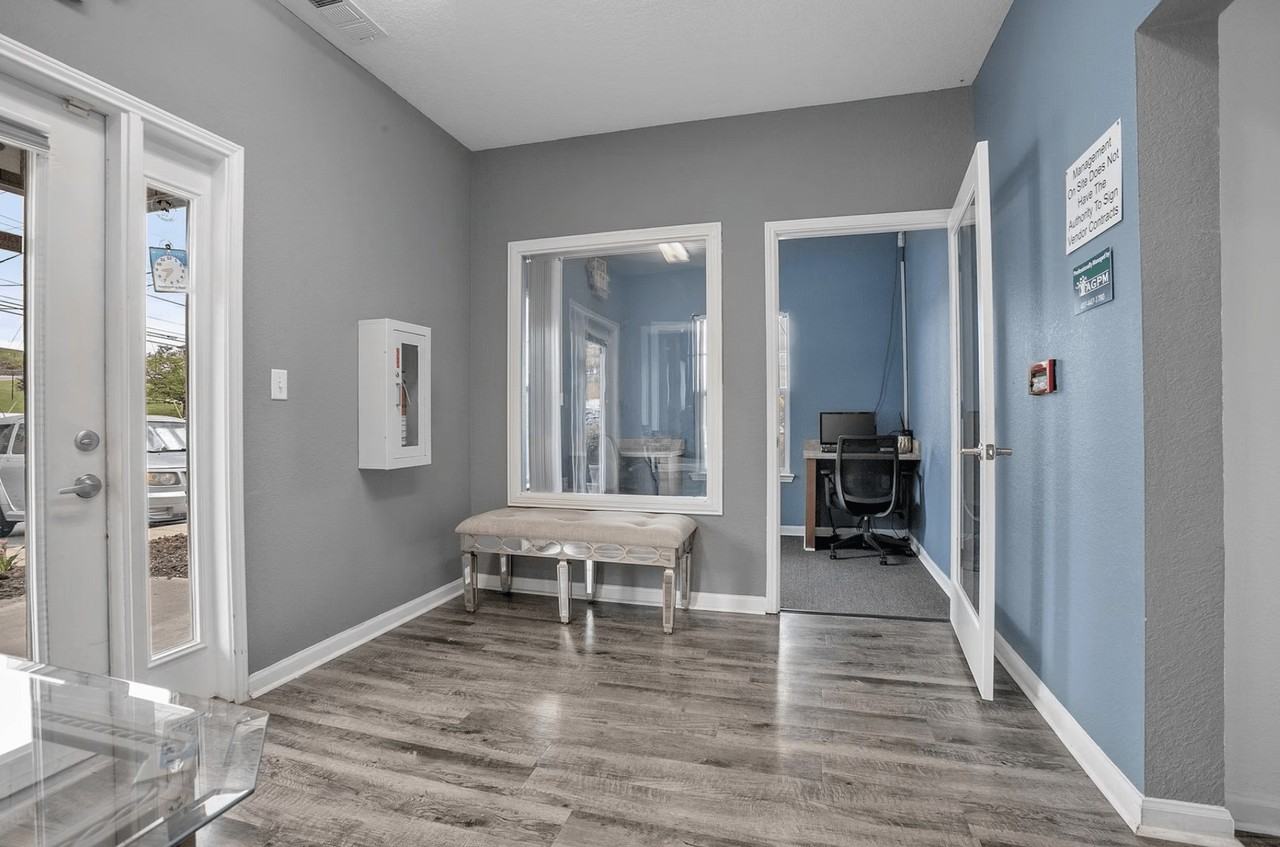 Hallmark At Bellevue Apartments - Photo 6 of 10