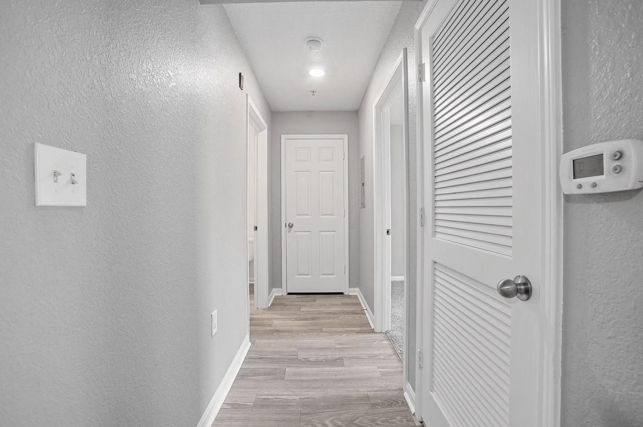 Hallmark At Bellevue Apartments - Photo 7 of 10