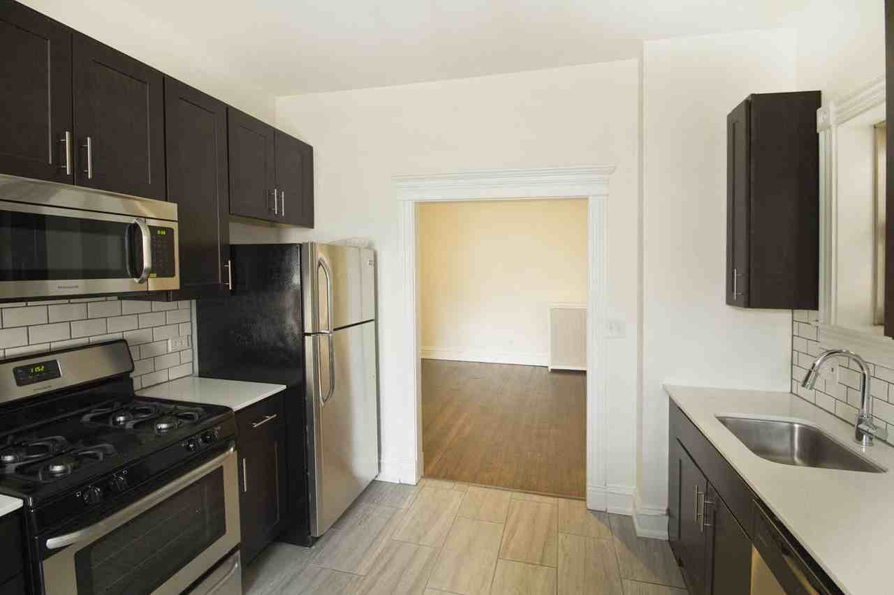 5533 S. Blackstone - Photo 3 of 10