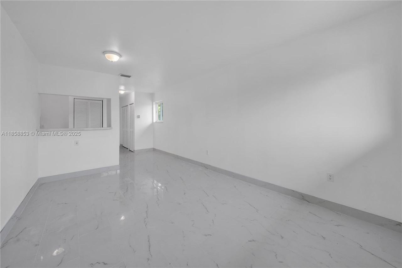 1371 Nw 3rd St #6 - Photo 2 of 25