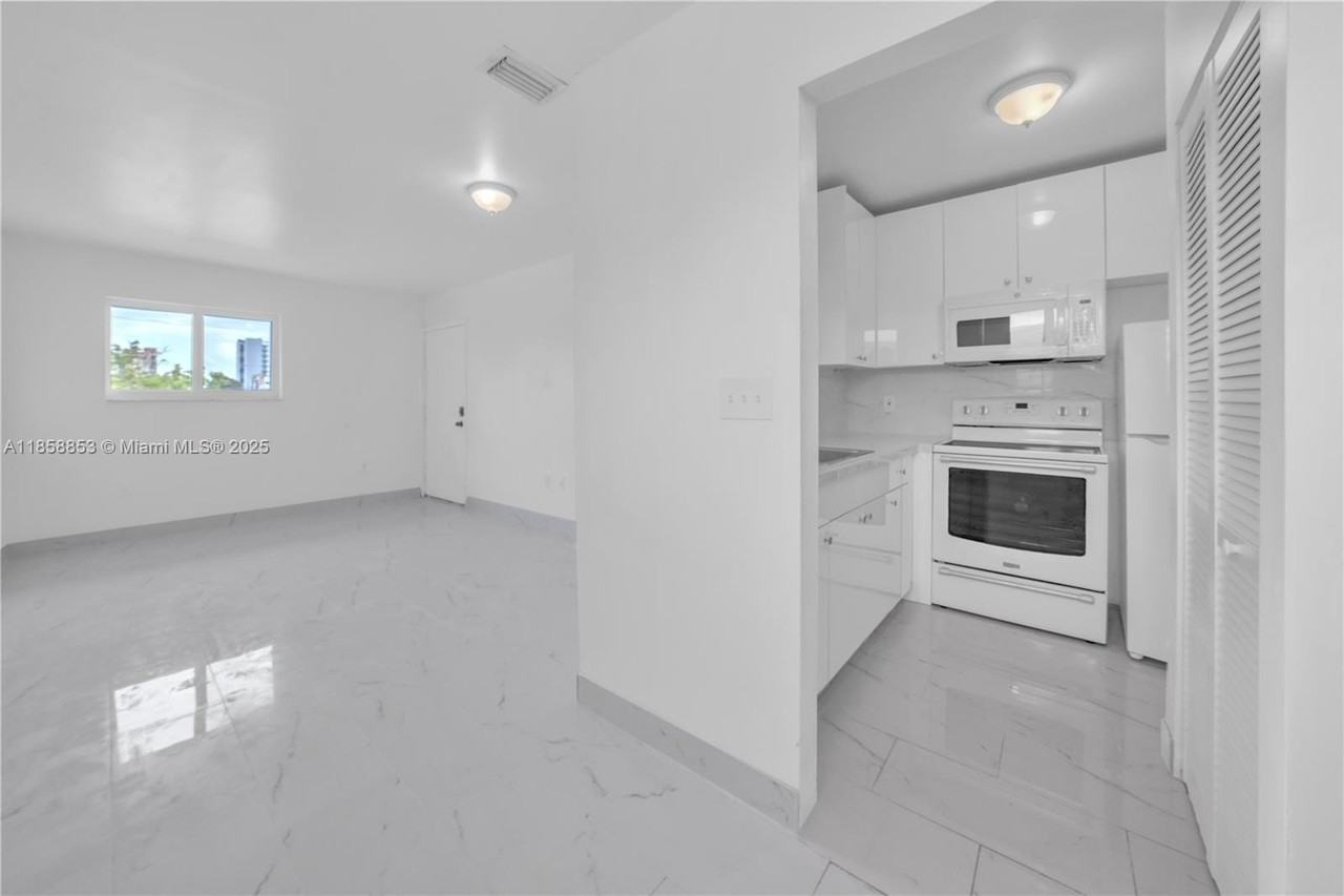 1371 Nw 3rd St #6 - Photo 3 of 25