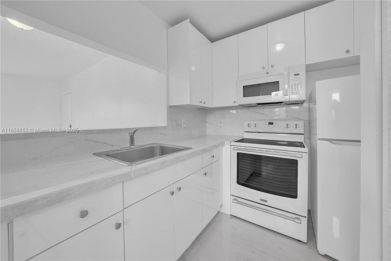 1371 Nw 3rd St #6 - Photo 4 of 25