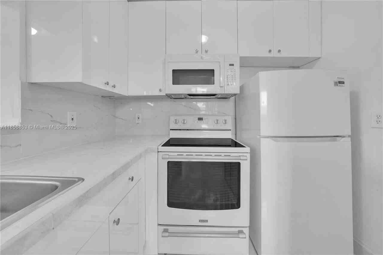 1371 Nw 3rd St #6 - Photo 5 of 25