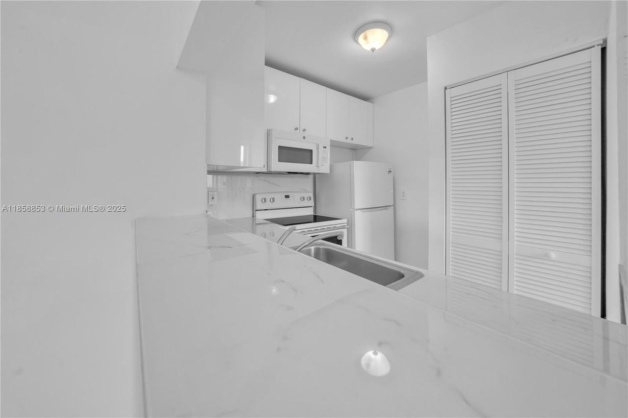 1371 Nw 3rd St #6 - Photo 6 of 25