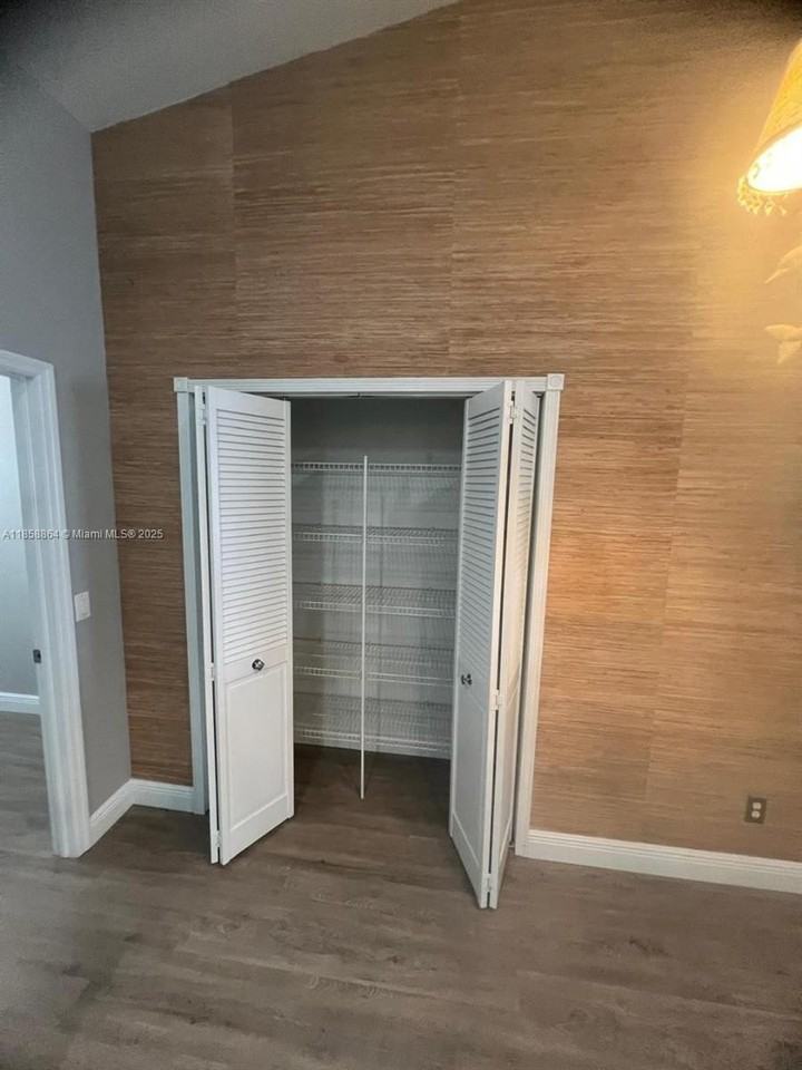 1305 Sw 22nd Pl #0 - Photo 5 of 12