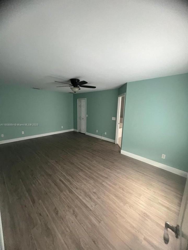 1305 Sw 22nd Pl #0 - Photo 6 of 12