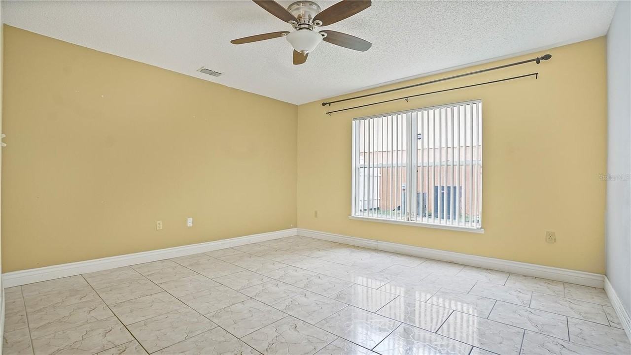 105 Caterham Way - Photo 4 of 34