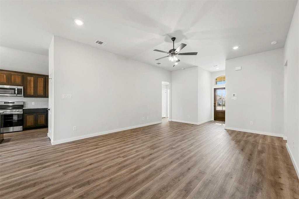 1102 Holly St - Photo 5 of 35